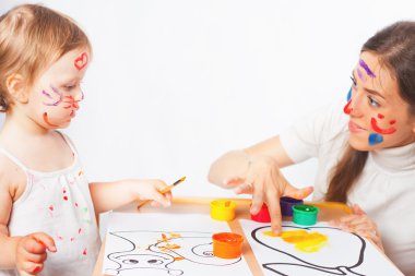 Anne ve bebek çizer renkli mürekkeplerle