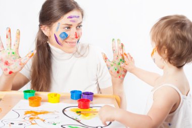 Anne ve bebek çizer renkli mürekkeplerle