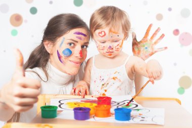 Anne ve bebek çizer renkli mürekkeplerle