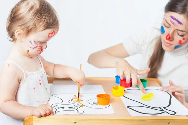 Anne ve bebek çizer renkli mürekkeplerle