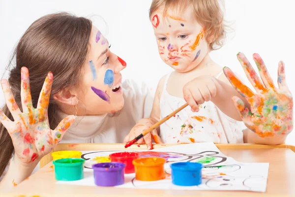 Anne ve bebek çizer renkli mürekkeplerle