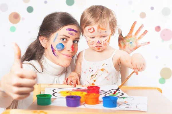 Anne ve bebek çizer renkli mürekkeplerle