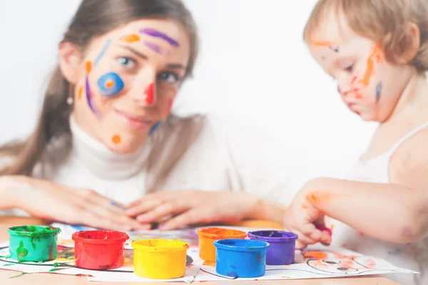 Maman et bébé dessinent avec des encres colorées — Photo