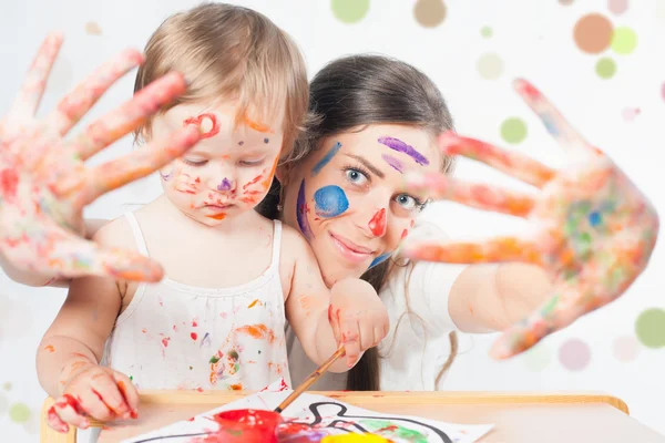 Maman et bébé dessinent avec des encres colorées — Photo