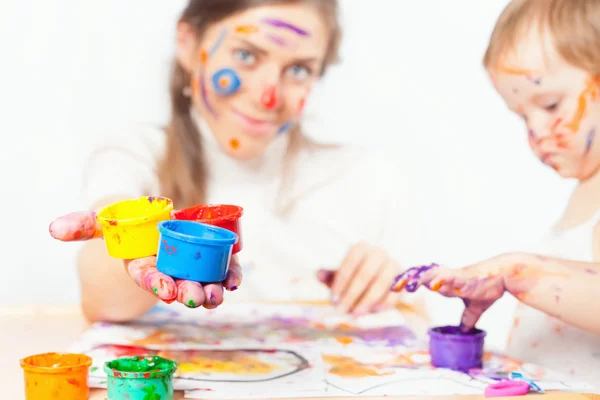 Maman et bébé dessinent avec des encres colorées — Photo