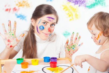 Anne ve bebek çizer renkli mürekkeplerle