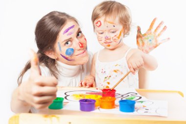 Anne ve bebek çizer renkli mürekkeplerle