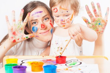 Anne ve bebek çizer renkli mürekkeplerle