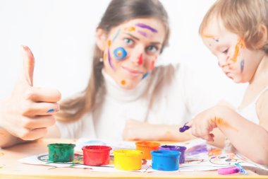 Anne ve bebek çizer renkli mürekkeplerle