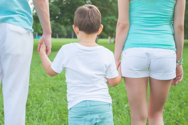 Ευτυχισμένο παιδί με τους γονείς, μάνα, πατέρας περπάτημα στο πάρκο. Οικογένεια — Φωτογραφία Αρχείου