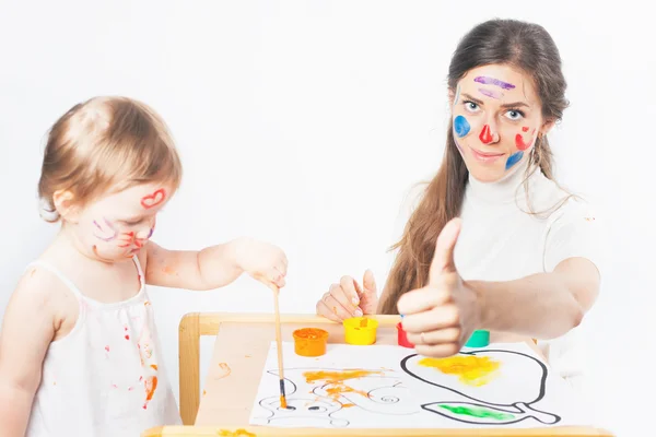 Maman et bébé dessinent avec des encres colorées — Photo