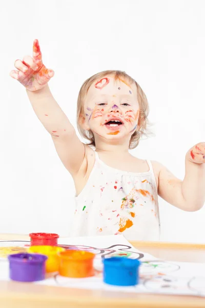 Bébé dessine avec des encres colorées — Photo