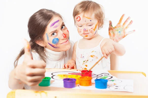 Anne ve bebek çizer renkli mürekkeplerle