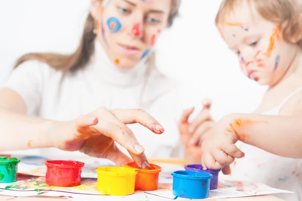 Мама и ребенок рисуют цветными чернилами — стоковое фото