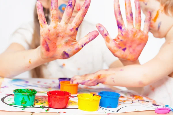 Mom and baby draws with colored inks — Stock Photo, Image