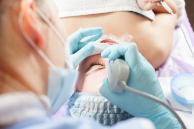 Spa salonda kadın almak cilt tedavisi.