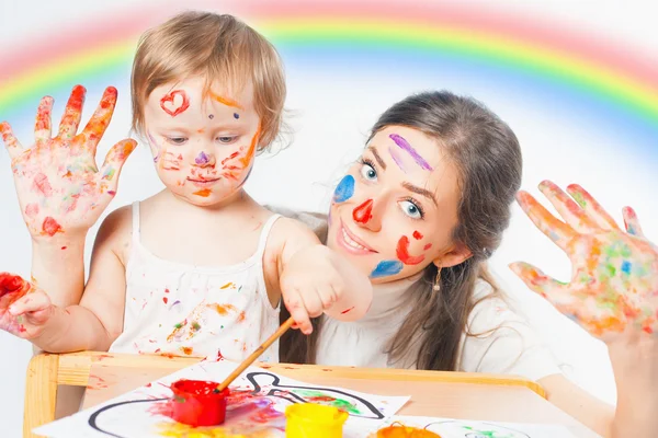 Maman et bébé dessinent avec de la peinture aux encres colorées — Photo