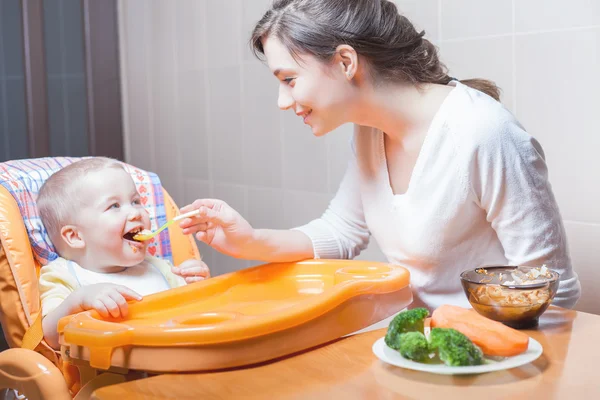 Мама годує дитячий суп. Здорове і натуральне дитяче харчування — стокове фото