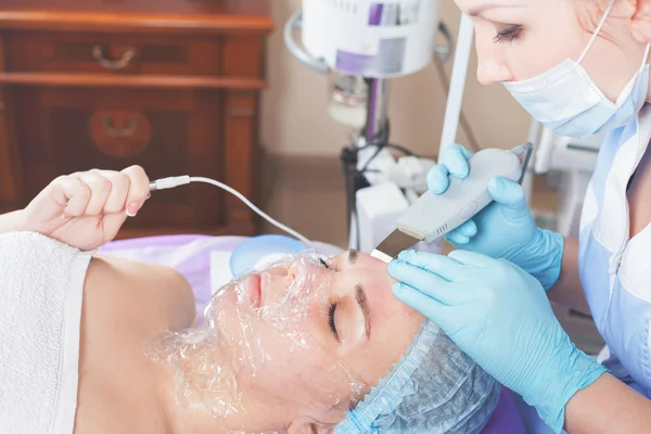 Ultrasonic cleaning of the face rejuvenation — Stock Photo, Image