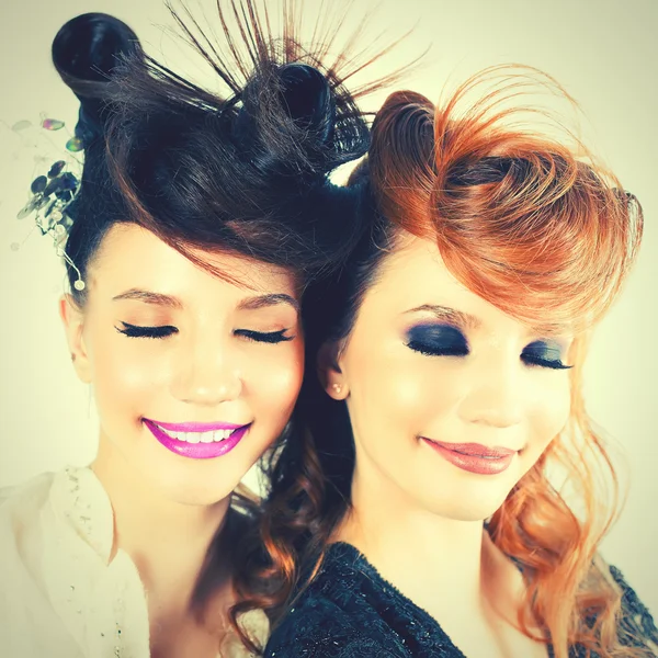 Naprosto úžasná dvojčata holky s módní Make-up a účes — Stock fotografie