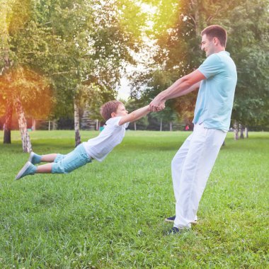 Baba döner çocuk açık elele
