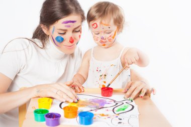 Anne ve bebek çizer renkli mürekkeplerle