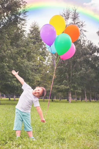 아름 다운 무지개 야외 풍선와 행복 한 아이 — 스톡 사진