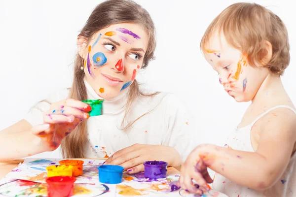 Maman et bébé dessinent avec des encres colorées — Photo