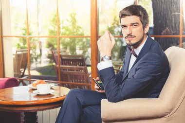 Yakışıklı erkeğin bir Fransız kahvaltı Cafe restaurant vardır.