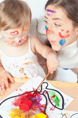 Anne ve bebek çizer renkli mürekkepler boya ile