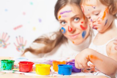 Anne ve bebek çizer renkli mürekkepler boya ile