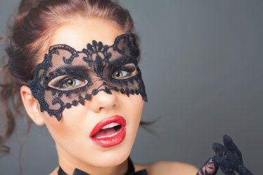 Karnaval maskesi ile seksi kadın