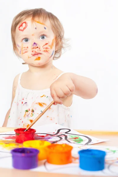 Bébé dessine avec des encres colorées — Photo