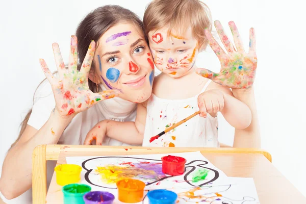 Maman et bébé dessinent avec de la peinture aux encres colorées — Photo