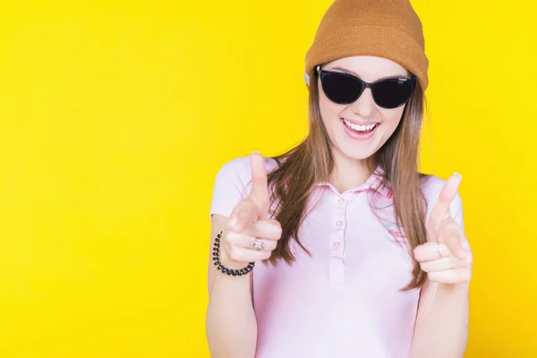 Jonge tiener het dragen van een hoed en zonnebril — Stockfoto