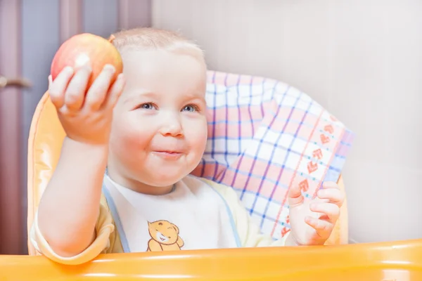 Anak bahagia makan apel. Makanan bayi yang sehat dan alami — Stok Foto