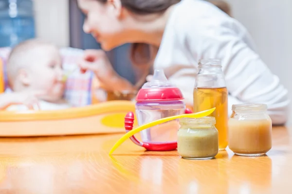 Mamá alimenta la sopa de bebé. Alimento para bebés saludable y natural — Foto de Stock