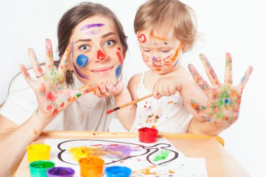 Anne ve bebek çizer renkli mürekkeplerle