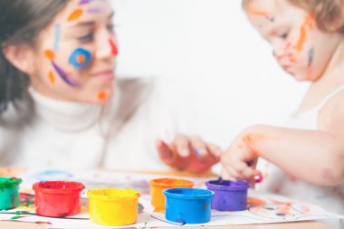 Anne ve bebek çizer renkli mürekkeplerle