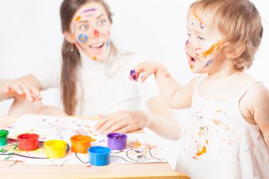 Anne ve bebek çizer renkli mürekkeplerle