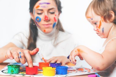 Anne ve bebek çizer renkli mürekkeplerle