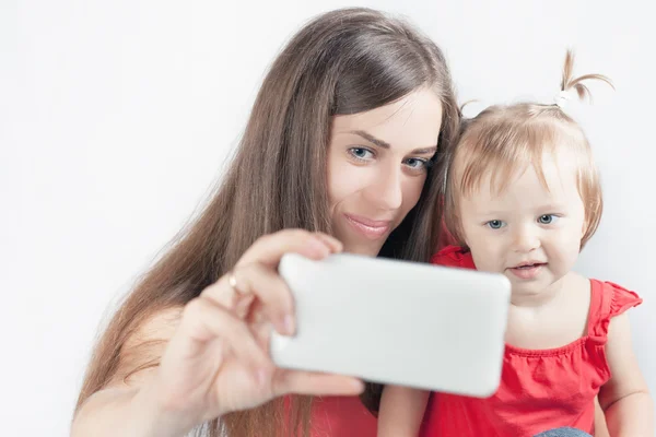 Divertido bebé y madre hacen selfie en el teléfono móvil —  Fotos de Stock