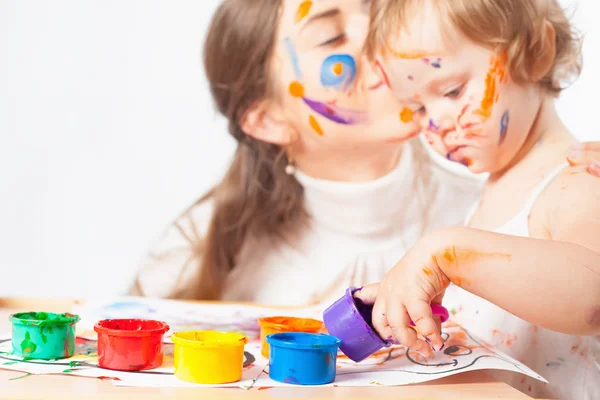 Mamá y bebé dibuja con tintas de colores — Foto de Stock