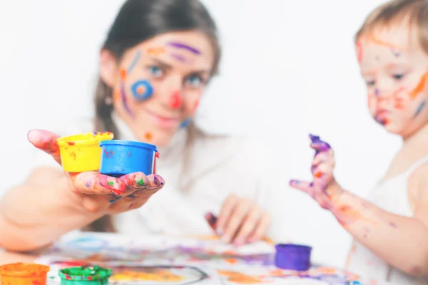 Maman et bébé dessinent avec des encres colorées — Photo