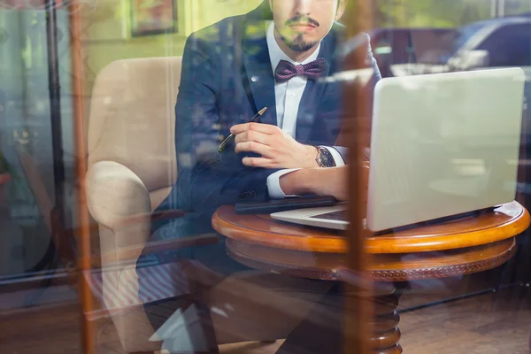 Young businesman working at cafe, using laptop — Stock Photo, Image