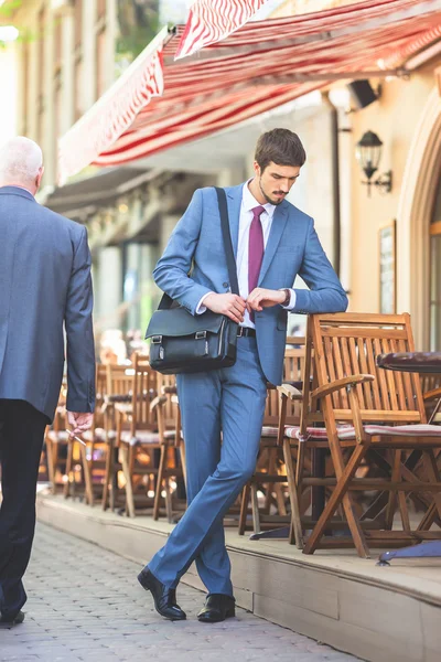 Breakfast time! Executive businessman walking by street — Stock Photo, Image