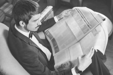 Günaydın. Kafede gazete okuyan işadamı yas tutuyor