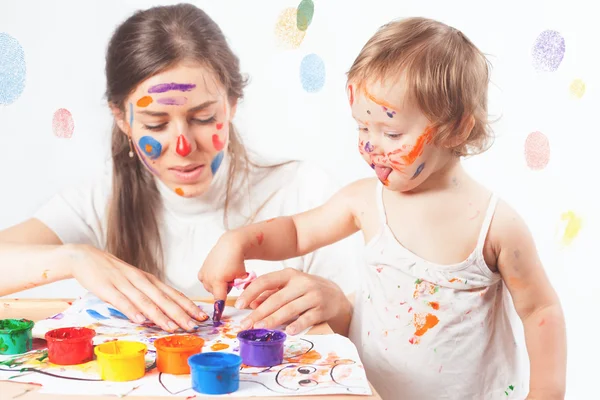 Maman et bébé dessinent avec de la peinture aux encres colorées — Photo