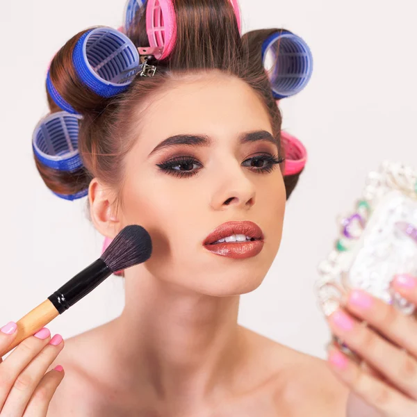 Junges Mädchen macht Make-up und Frisur mit Lockenwicklern — Stockfoto