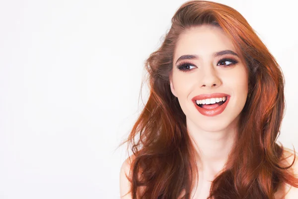 Mulher jovem surpreso com cabelo perfeito saudável e sorriso branco — Fotografia de Stock